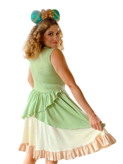Tiana Halloween Costume for Adults: Step into the enchanting world of Tiana with this dress, ideal for Halloween or birthday celebrations, combining style and Disney magic