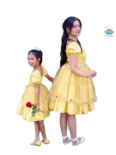 Red Rose Beauty Princess Dress-Up Overskirt for Adults – Ideal for Disneybounding and Special Events – This Belle-inspired red rose overskirt adds a magical touch to any outfit, perfect for adults attending Disneybounding, Halloween, or themed parties. Available in mid-size and plus-size options.