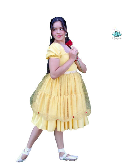 Red Rose Beauty Princess Dress-Up Overskirt for Women – Ideal for Disneybounding and Holiday Events – This red rose-inspired overskirt is perfect for creating an elegant Belle look at Disneybounding events, holiday parties, or themed gatherings. Available in mid-size and plus-size options.