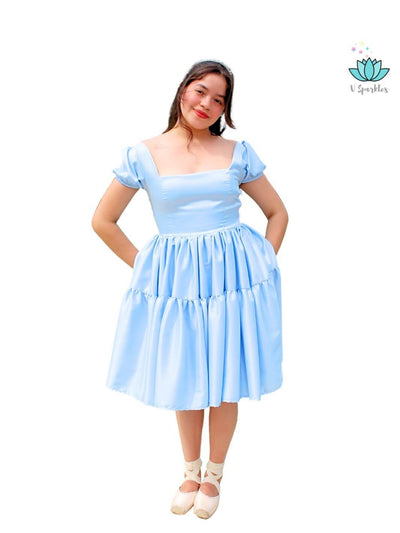 Glass Slipper Adult Dress Set – Matching Mother and Daughter Outfit – Create a magical matching mother and daughter Disneybounding look with this Cinderella-inspired dress set. Ideal for Halloween costumes or themed events. Available in mid-size and plus-size options.