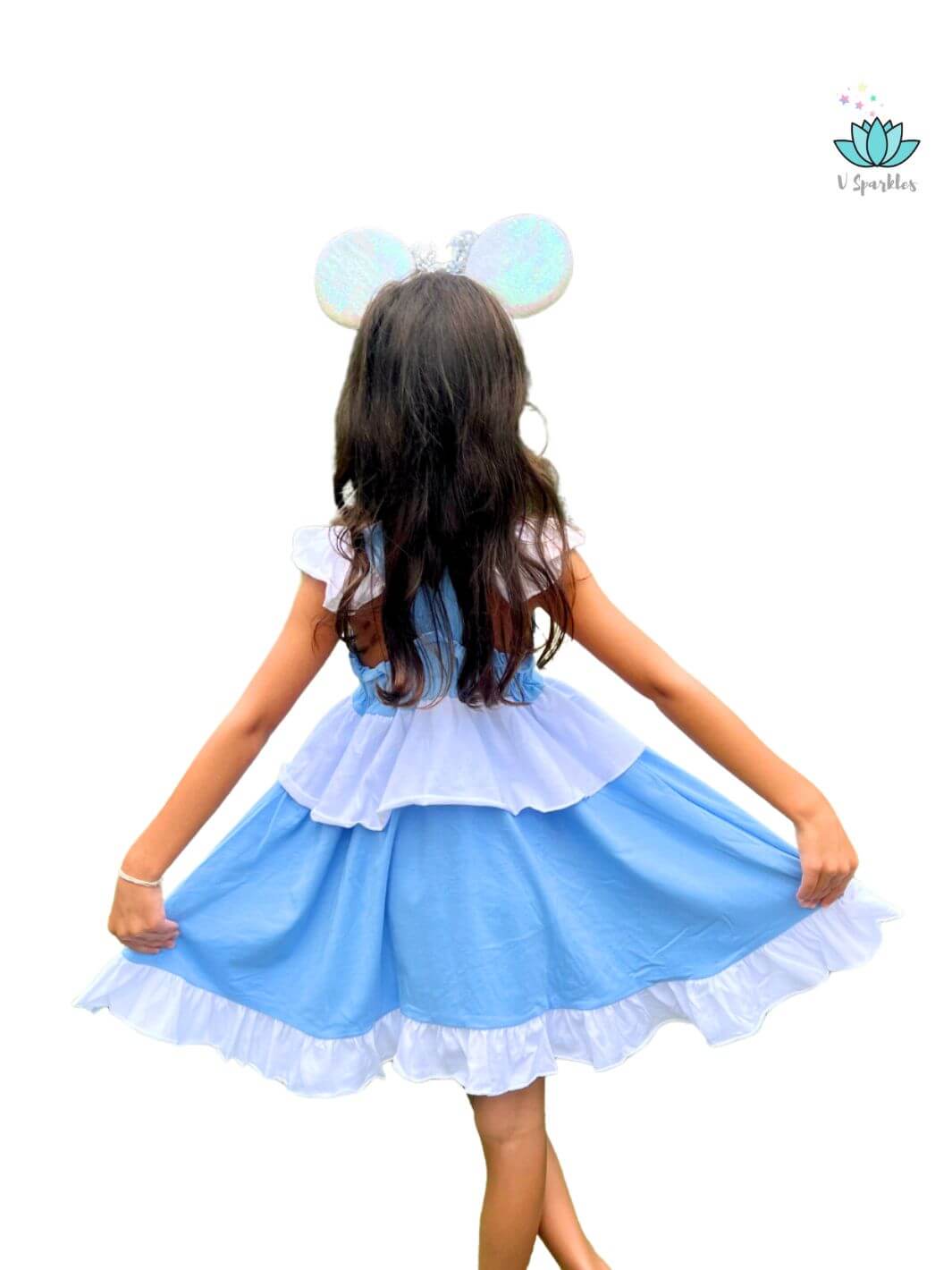 Cinderella Halloween Costume for Girls: This enchanting Cinderella-inspired dress is an ideal Halloween costume for young princesses who want to dress to impress in a classic fairytale style.