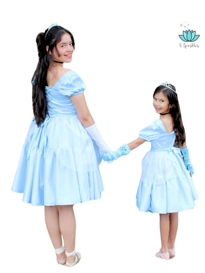 Glass Slipper Adult Dress Set – Ideal for Themed Events and Disneybounding – This stunning blue dress set is ideal for adults looking to transform into Cinderella for Disneybounding, Halloween parties, or holiday events. Available in mid-size and plus-size options.