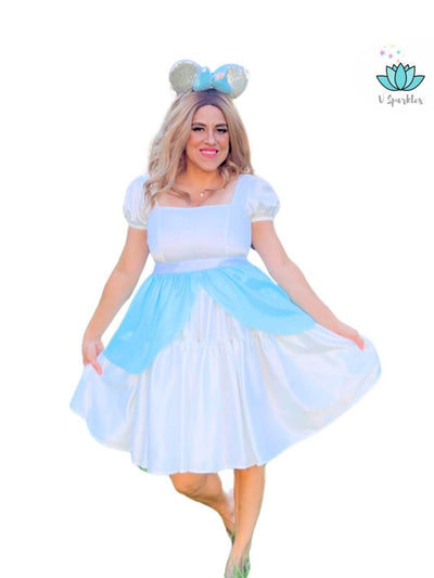 Ice Queen Blue Dress Set for Women – Ideal for Disneybounding and Holiday Celebrations – This Queen Elsa-inspired blue dress set is perfect for creating an elegant look at Disneybounding events, holiday parties, or winter-themed celebrations. Available in mid-size and plus-size options.