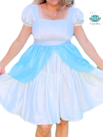 Ice Queen Blue Dress Set for Women – Complete Queen Elsa Transformation – This elegant blue dress set offers a full Queen Elsa-inspired transformation, perfect for Disneybounding, Halloween parties, or holiday celebrations. Available in mid-size and plus-size options.