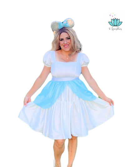 Ice Queen Blue Dress Set for Adults – Ideal for Disneybounding and Winter Events – This Queen Elsa-inspired blue dress set is perfect for adults attending Disneybounding adventures, winter holiday parties, or themed gatherings. Available in mid-size and plus-size options.