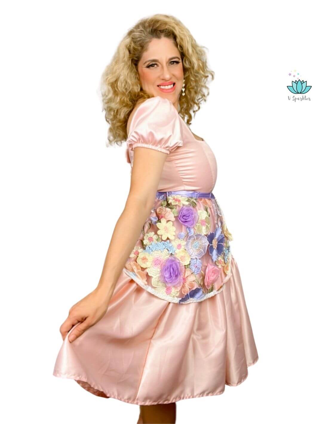 Floral Fairytale Dress-Up Overskirt for Adults – Matching Mother and Daughter Outfit – Create a magical matching mother and daughter Disneybounding look with this Rapunzel-inspired floral overskirt. Perfect for Halloween costumes or themed events. Available in mid-size and plus-size options.