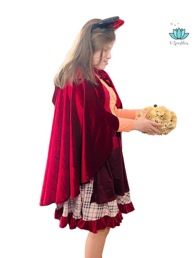 Perfect Gift for Little Hocus Pocus Fans: This Mary Sanderson kids' dress is the perfect gift for a fan of Hocus Pocus, combining charm and practicality.