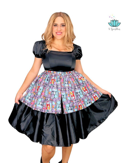 Pumpkin King-Inspired Adult Set Dress – Ideal for Disneybounding and Halloween Events – This black Pumpkin King-inspired dress set is perfect for adults attending Disneybounding adventures, Halloween parties, or themed gatherings. Available in mid-size and plus-size options.