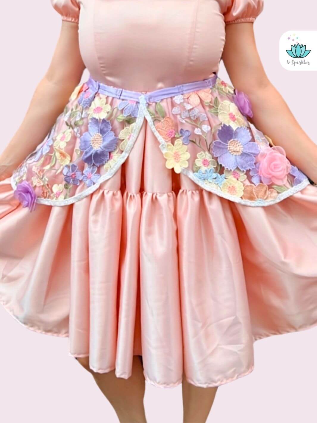 Floral Fairytale Dress-Up Overskirt for Women – Complete Rapunzel Transformation – Pair this beautiful floral oversk skirt with any base dress for a full Rapunzel-inspired look. Perfect for Disneybounding, Halloween parties, or holiday celebrations. Available in mid-size and plus-size options.