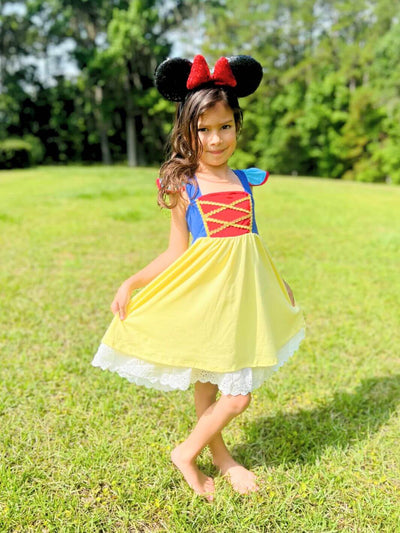 Snow White Kids Halloween Costume: This Snow White-inspired kids' dress is perfect for Halloween and Disneybounding adventures. A playful and elegant choice for birthdays and dress-up games.